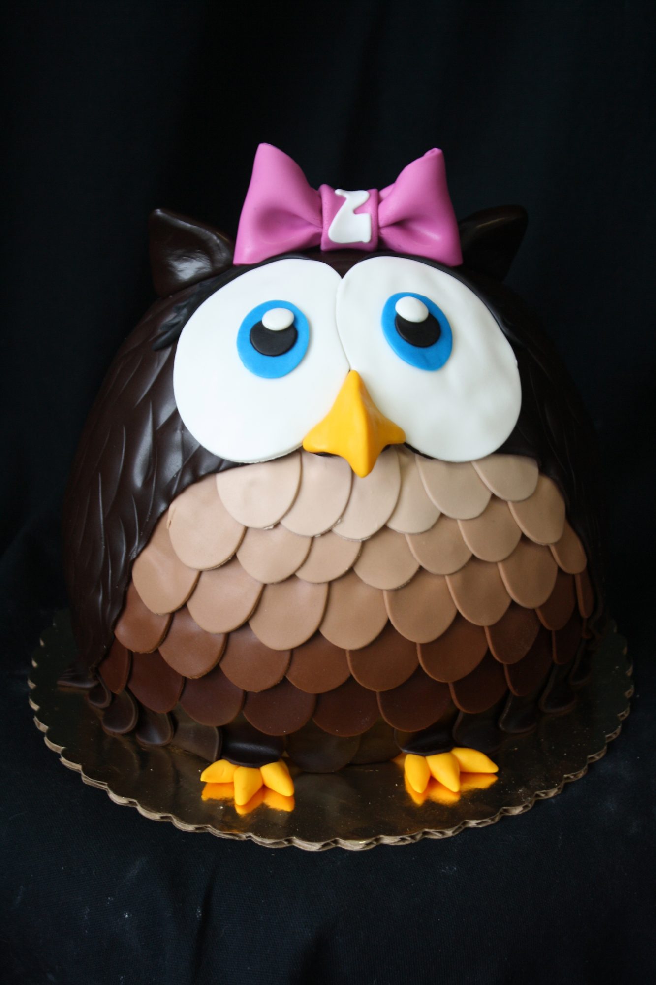 Sculpted 3D owl cake with a pink bow